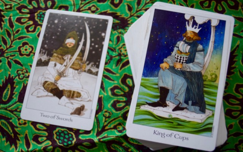 How to use an astrology deck of cards? Find out how it helps with your daily life!